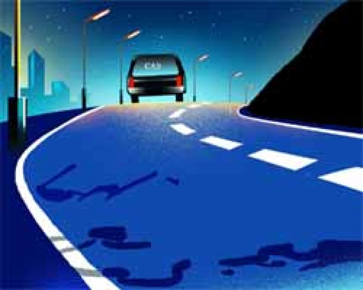 Tipsy cab driver hits 3 bikes in Cherlapally, commuters panic